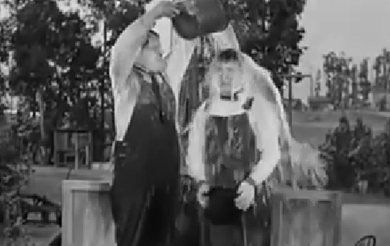 CUM A ÎNCEPUT TOTUL? ICE BUCKET CHALLENGE, pe VREMEA LUI STAN ŞI BRAN
