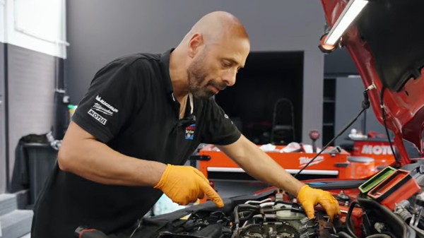 Un mecanic român a demonstrat recent cum se realizează această operațiune pe un motor Honda 1.5 Turbo L15