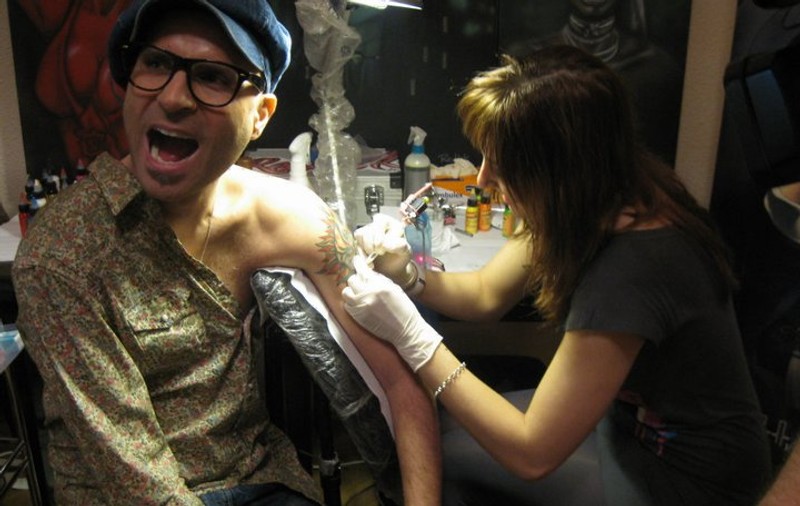 Mircea Zara a avut parte de un tatuator neîndemânatic. I-a greşit desenul!