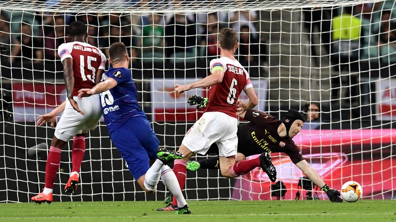 BAKU, AZERBAIJAN - MAY 29: Olivier Giroud of Chelsea shoots as Petr Cech of Arsenal dives to save during the UEFA Europa League Final between Chelsea and Arsenal at Baku Olimpiya Stadionu on May 29, 2019 in Baku, Azerbaijan. (Photo by Alexander Scheuber - UEFA/UEFA via Getty Images)