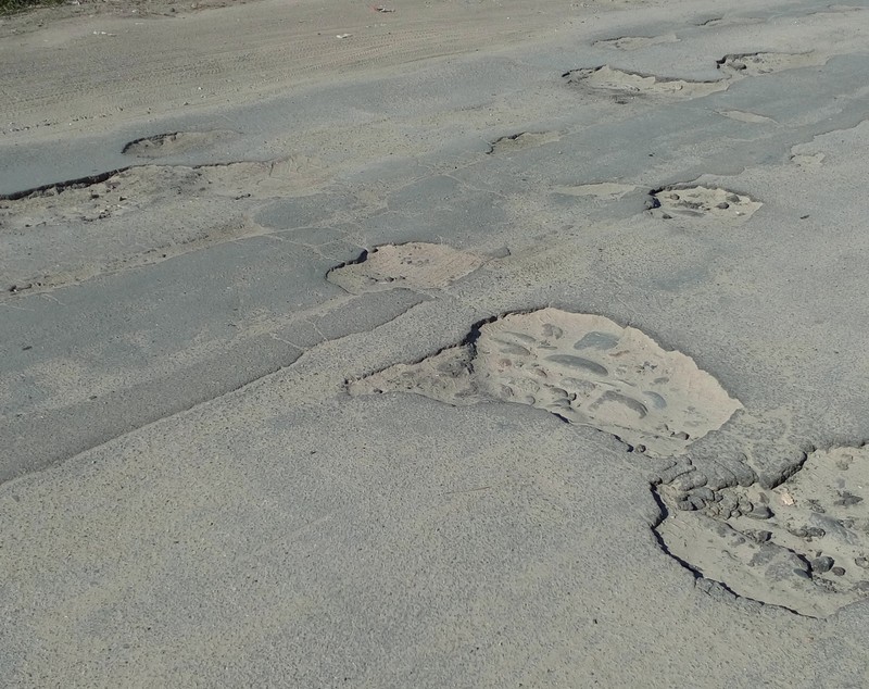 O stradă din Craiova arată ca după bombardament! Primăria promite de trei ani că o reabilitează
