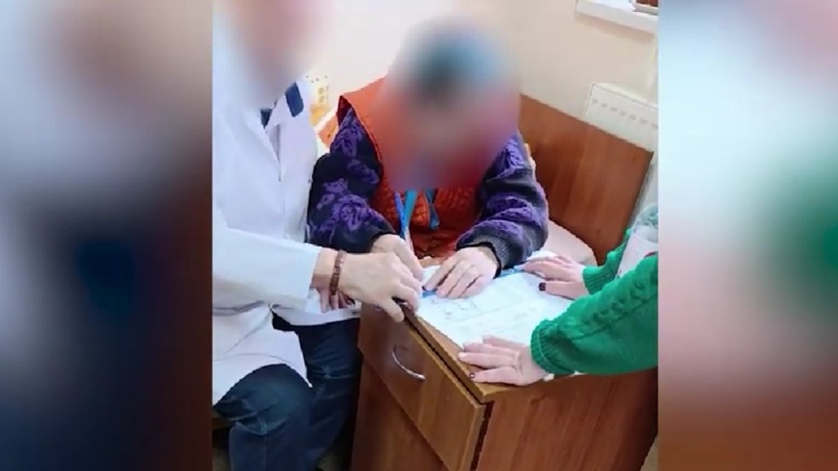 Un medic din Comrat le indică bătrânilor de la azil cum și pentru cine să voteze Captură YouTube