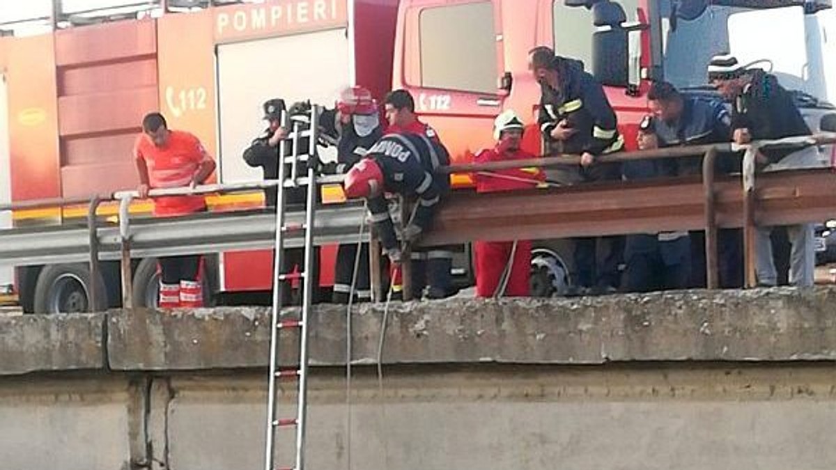 Un tânăr a rămas izolat o noapte întreagă pe capota maşinii cu care a căzut într-un canal
