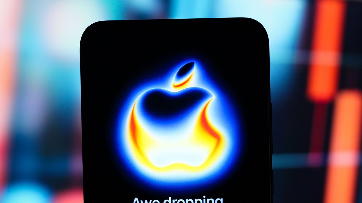 Logo-ul evenimentului iPhone 17 „Awe Dropping” afișat pe ecranul unui smartphone, cu un fundal colorat roșu și albastru.
