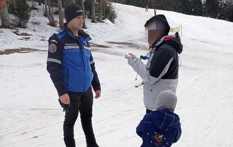 Copil de 5 ani rătăcit pe o pârtie din Predeal, găsit de jandarmii montani. „Era pierdut şi dezorientat”