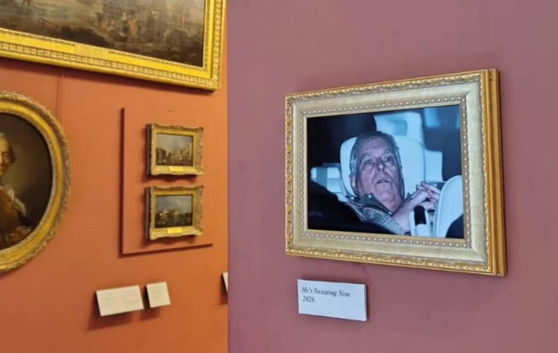 Fotografia arestării prințului Andrew, lipită pe peretele Luvrului. Activiștii: „Așa își va aminti lumea de el”
