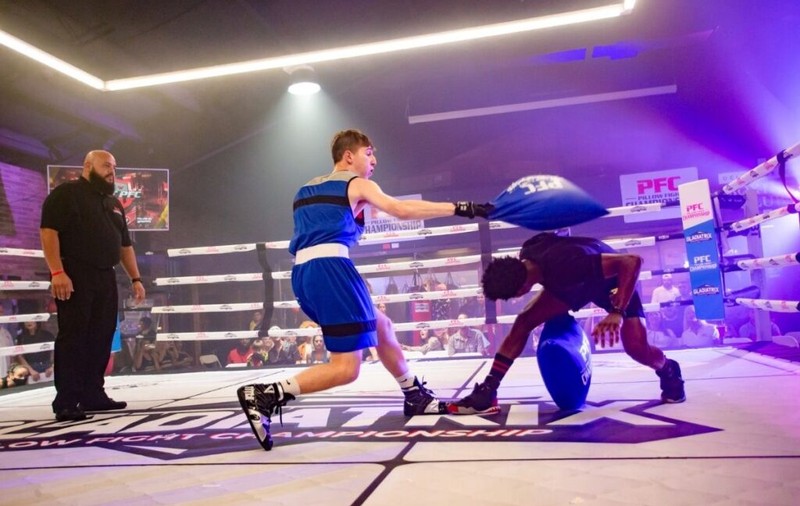 Bătaia cu perne a devenit sport în SUA. În ianuarie va avea loc primul campionat profesionist