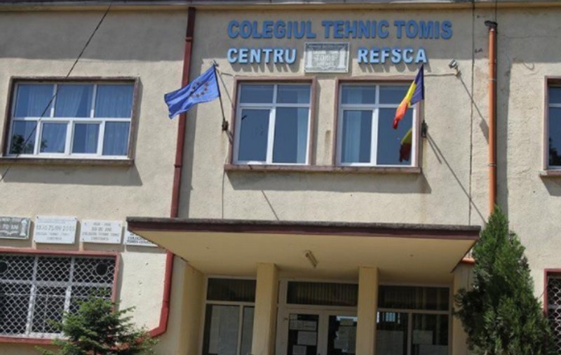 Trei elevi de la un liceu din Constanța au fost reținuți pentru tentativă de viol. Fapta s-a petrecut pe holul școlii