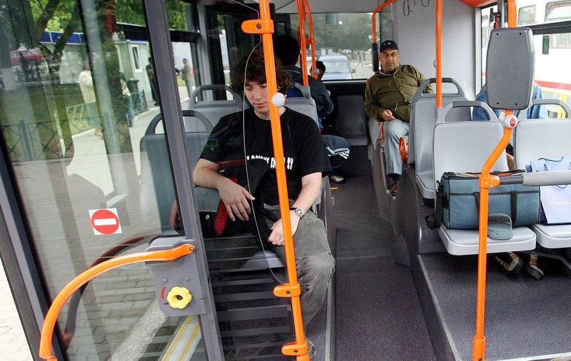 Român obligat să se dezbrace într-un autobuz, în Italia 