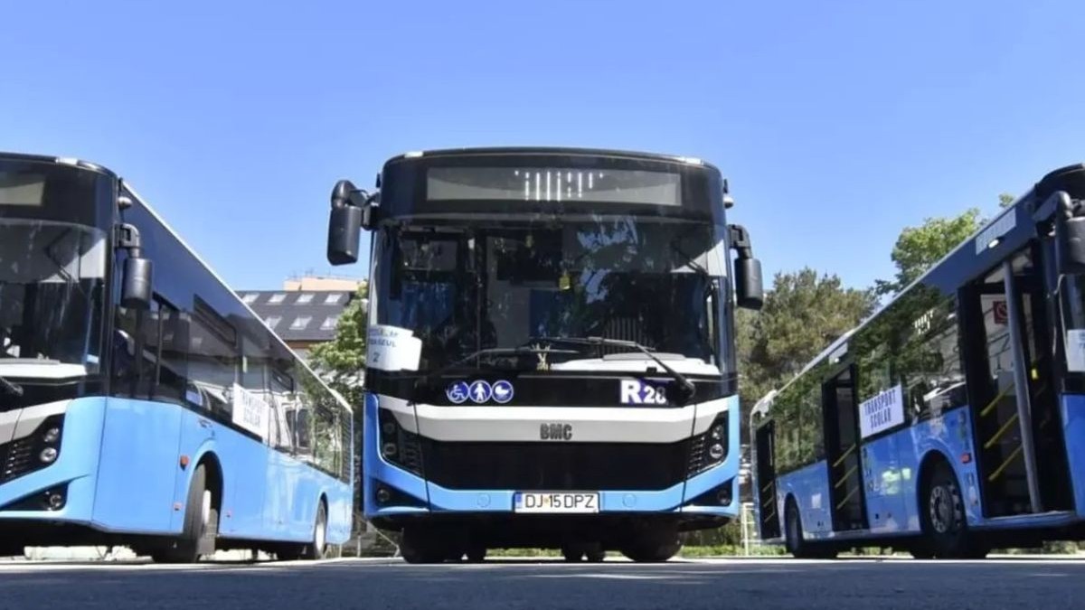 Autobuze aflate în parcare, gata să fie introduse pe traseu