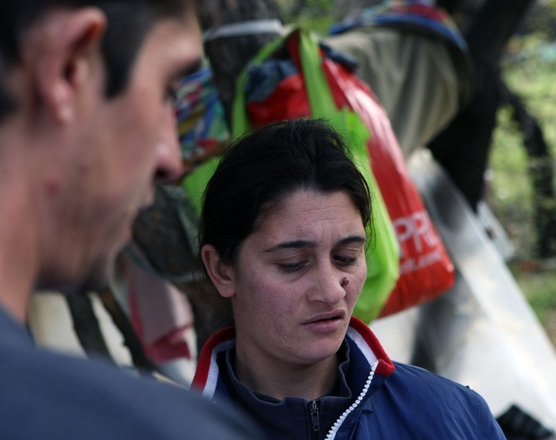 TERIFIANT. Un fotbalist român bolnav de SIDA stă într-o "colibă" și trăiește din vânzarea de sticle goale