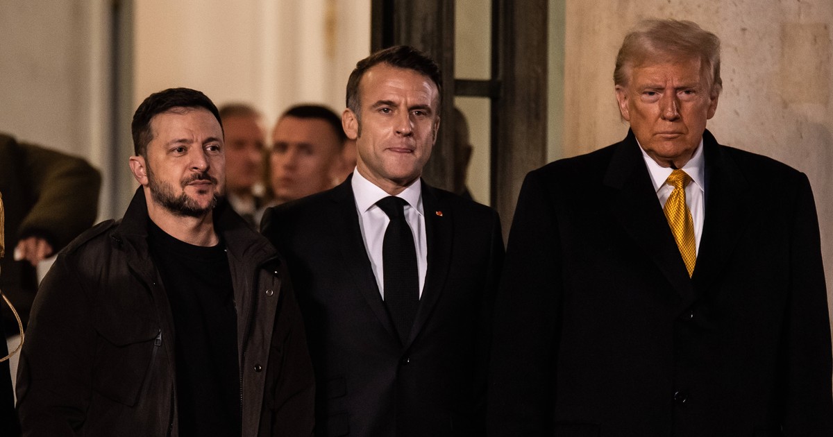 Volodimir Zelenski (stânga), Emmanuel Macron (centru) și Donald Trump în marja ceremoniei de redeschidere a Catedralei Notre-Dame Foto: Profimedia