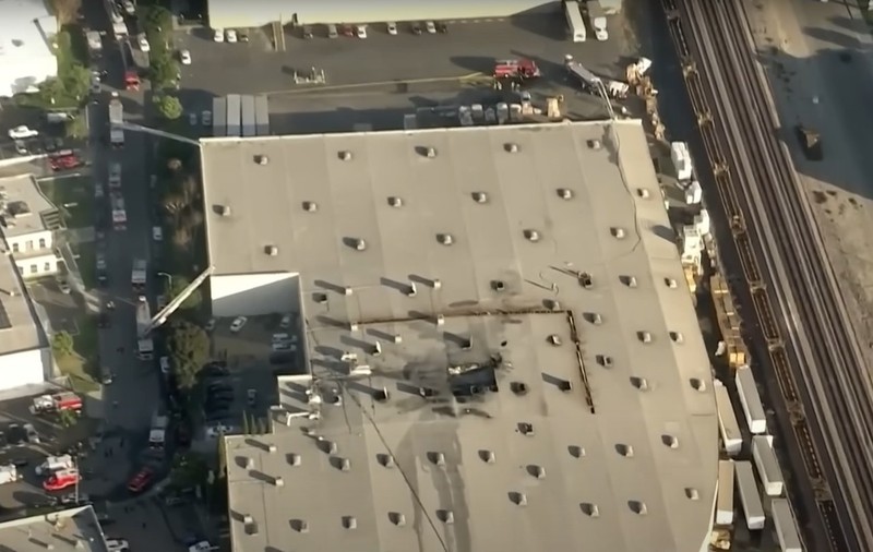 Un avion de mici dimensiuni s-a prăbușit pe o clădire, în California. Două persoane au murit