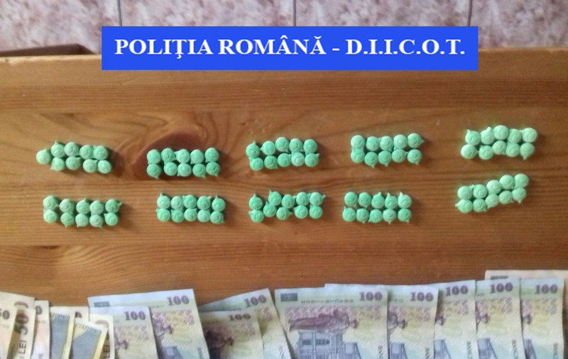 FOTO/ Rețea de traficanţi de droguri, destructurată de poliţiştii braşoveni. Traficanţii vindeau droguri tinerilor la petreceri şi festivaluri în Braşov, Sinaia şi Bucureşti
