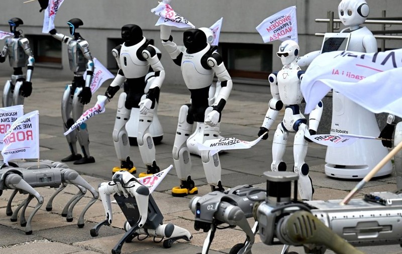 Roboți umanoizi protestează în Polonia împotriva AI.