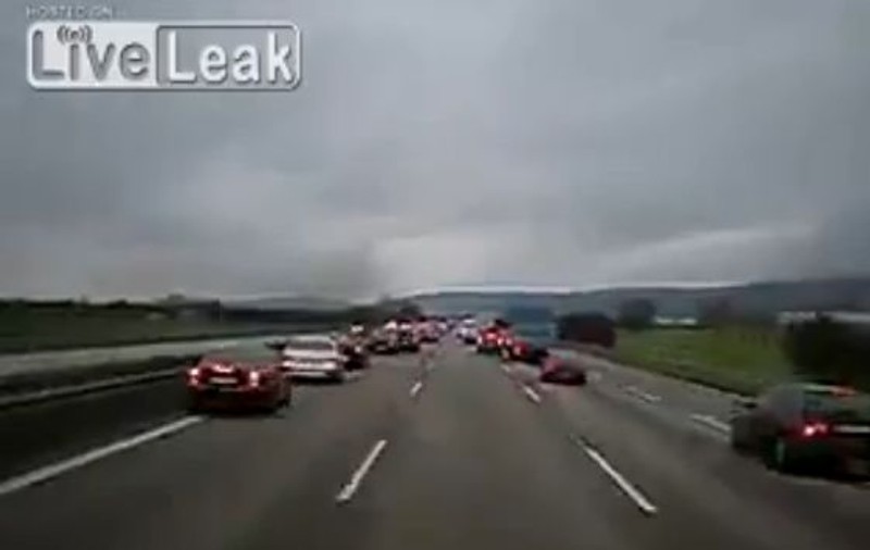 INCREDIBIL! Uite cum fac nemţii loc ambulanţei! Scene pe care NU le vei vedea NICIODATĂ în România! | VIDEO