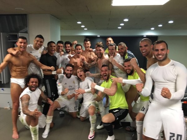 Imaginea bucuriei din vestiarul realului postată pe Twitter de Gareth Bale îl scoate în evidență pe „gigolo-ul” Ronaldo