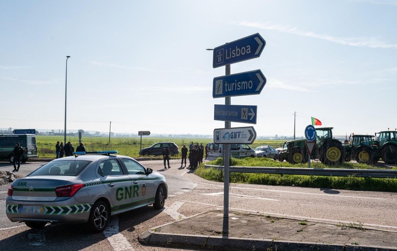 Țara în care poliția merge cu Ferrari 488 GTB și Porsche 911 Carrera, dar nu le poate folosi pentru urmăriri