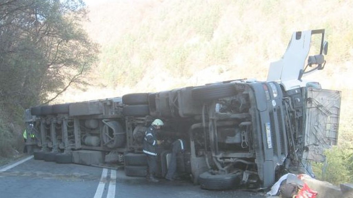 Tir cu 42 de tone de azotat de amoniu, răsturant la limita dintre județele Buzău și Ialomița