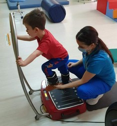 David-Luca, în timpul terapiilor cu banda cu vibrații, la o clinică din Alba Iulia
