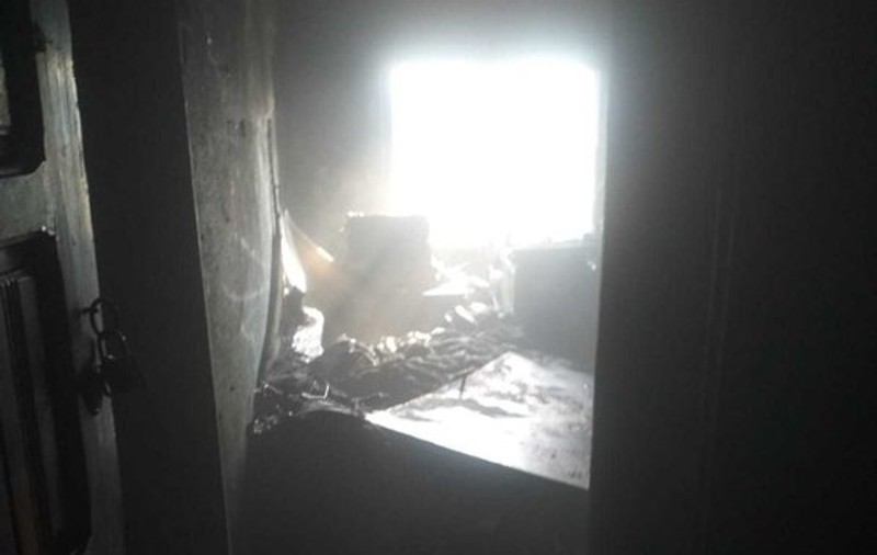 Un bărbat a suferit arsuri grave după ce un incendiu a izbucnit în apartamentul său. 20 de persoane din imobil au fost evacuate