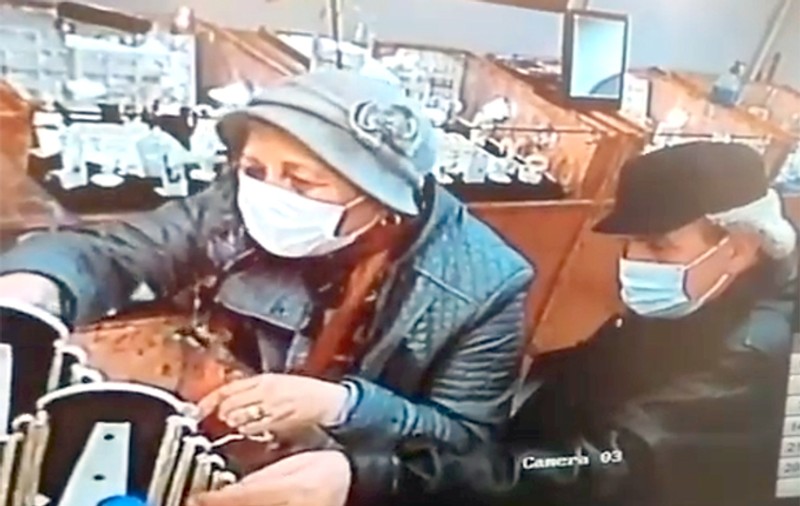 Doi vârstnici, filmați furând dintr-o casă de amanet. „Acționează și în Vaslui, și în Bârlad, dar și la Iași”