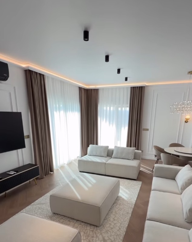 Imagini din noua casă a Georgianei Lobonț. Livingul este imens. Artista a ales culori calde și relaxante pentru decor
