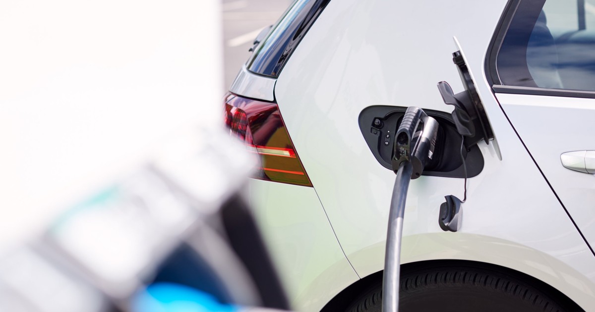 Cele mai ieftine mașini electrice din România în 2022 - Imagine cu o maşină electrică aflată la încărcat.