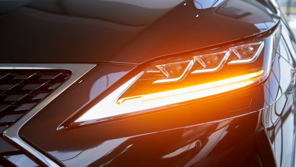 Far luminos pe o mașină nouă în showroom