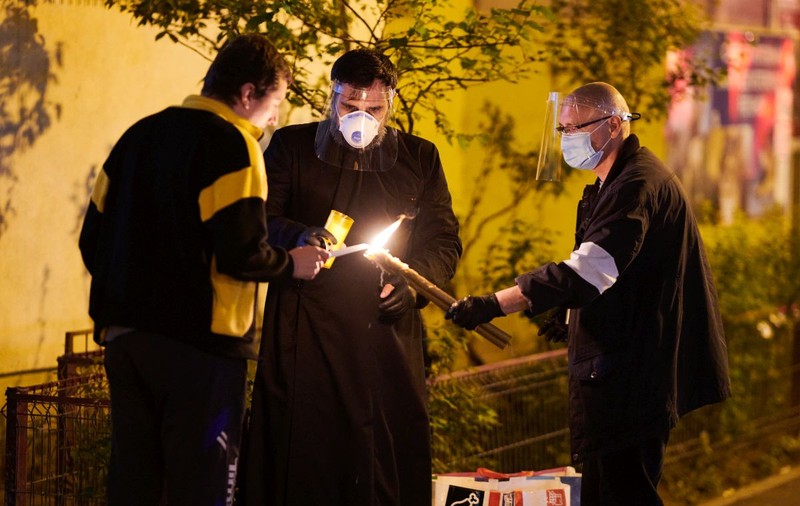 Patriarhul Daniel: “Prin această Sfântă Lumină am păstrat comuniunea cu Hristos”. Slujbe de Înviere, ținute fără credincioși în toată țara