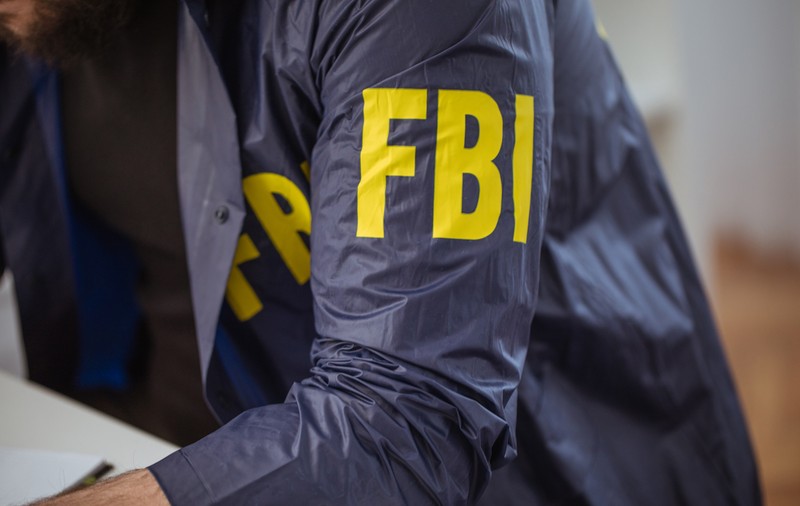 Agent FBI care l-a criticat pe Donald Trump în primul mandat, arestat. Ar fi distribuit ilegal 130 de pagini de documente clasificate