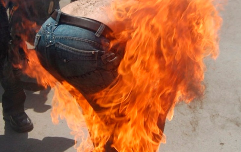 L-a udat cu votcă şi i-a dat foc