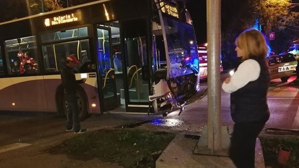 Autobuz lovit de un autoturism care a trecut pe roșu, într-o intersecție din Timișoara