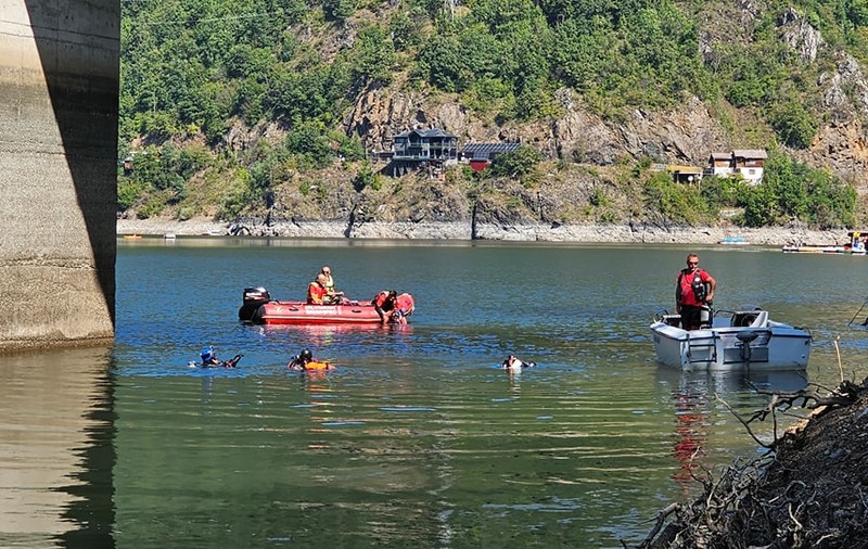 Trupul tânărului care s-a înecat în lacul Tarniţa a fost găsit. A fost căutat cu unul dintre cele mai performante detectoare din lume