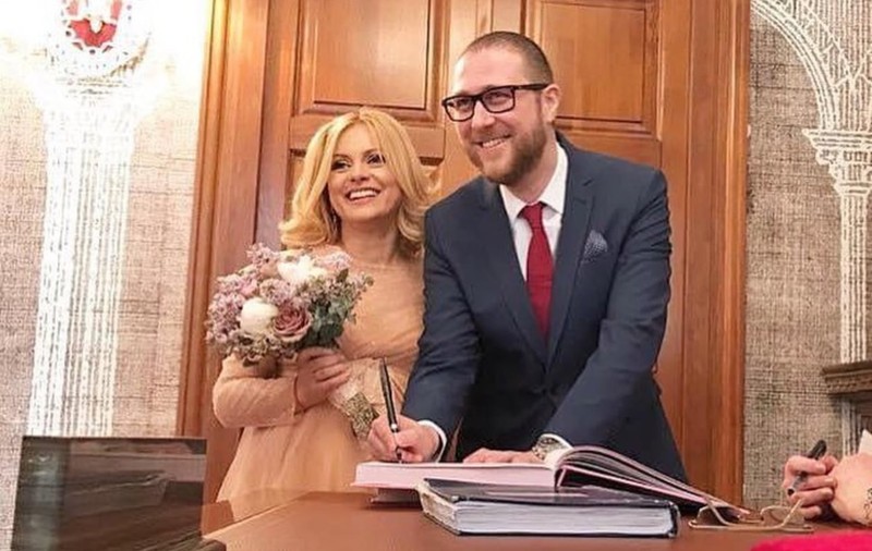 Simona Gherghe spune cum l-a cunoscut pe Răzvan Săndulescu, soțul ei: „Colega mea mi l-a dat la telefon, iar eu eram: «Ce naiba vorbesc cu omul ăsta?»”