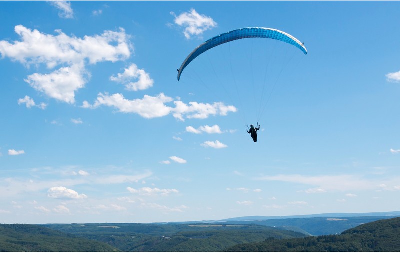 Un instructor de zbor a căzut din parapantă de la zeci de metri înălțime și a murit, la Bunloc, în Brașov