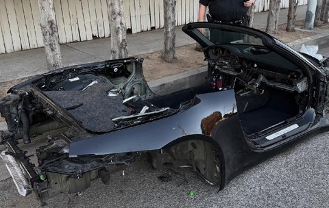 Porsche 911 furat, dezmembrat până la șasiu și abandonat pe străzi. Hoții au furat inclusiv volanul și centurile de siguranță