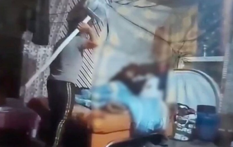 Femeie din Mureș, cercetată penal după ce a fost filmată când îşi bate fiica bolnavă psihic. Imagini care vă pot afecta emoțional