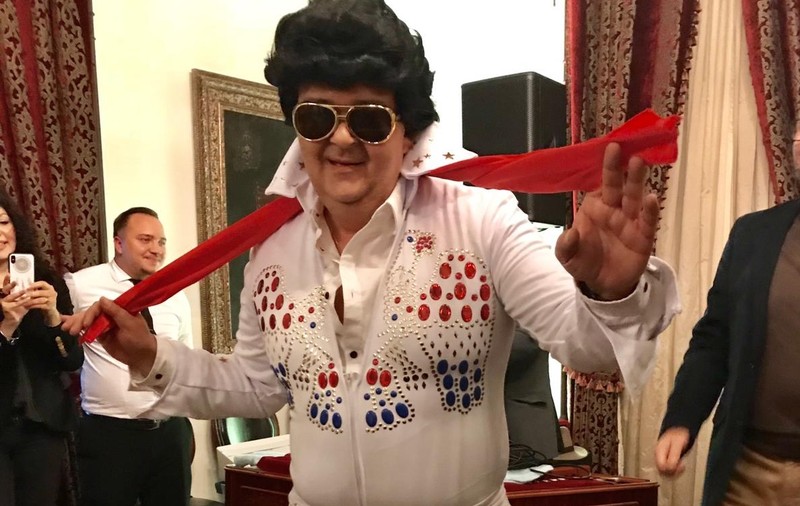 VIDEO/ Dan Cociș din “Liceenii” și-a petrecut ziua de naștere îmbrăcat în Elvis! “Elevul Adrian” a împlinit 50 de ani