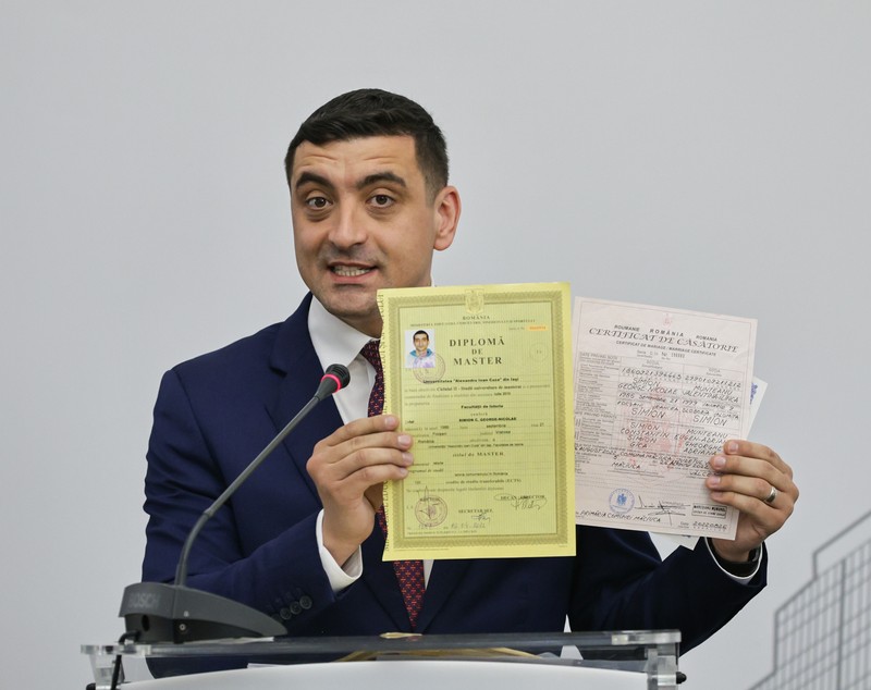 Cultul personalității la George Simion: de la „armata” care-l păzește de jurnaliști la autopromovarea insistentă a întâlnirilor cu lideri europeni REPORTAJ
