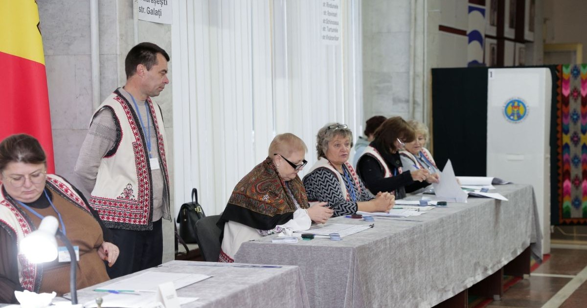 Membrii unei comisii electorale de la o secție de votare în timpul celui de-al doilea tur al alegerilor prezidențiale din Chișinău, Republica Moldova, 3 noiembrie 2024