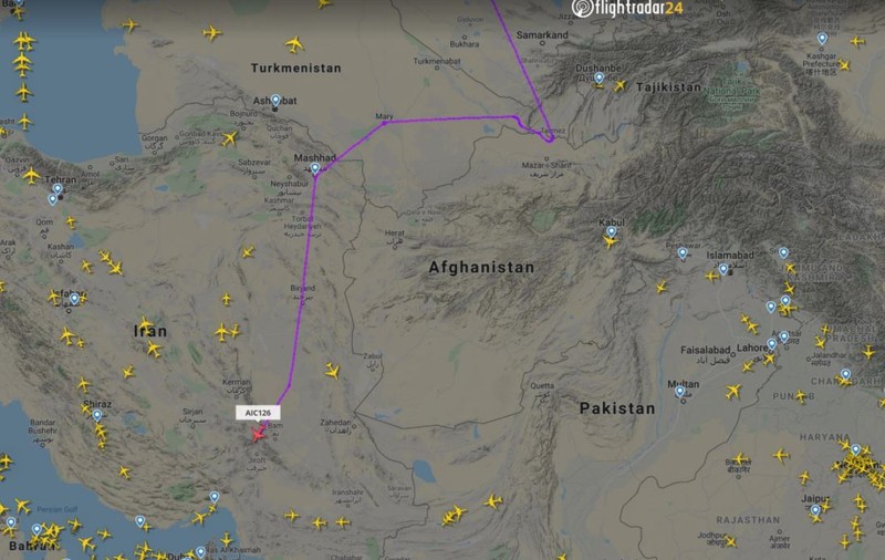 Avioanele civile ocolesc de acum Afganistanul. Un avion decolat din Dubai s-a întors, fără să aterizeze, după ce a ajuns deasupra Kabulului
