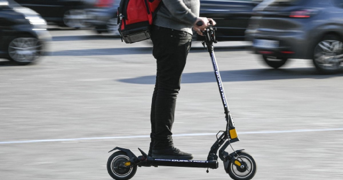 Imaginea ilustrată arată trotinete electrice self-service, dezvoltarea transportului durabil în megaorașe, utilizatori care își folosesc E-scooter-ul, pe străzile din Paris, Franța, la 30 noiembrie 2022