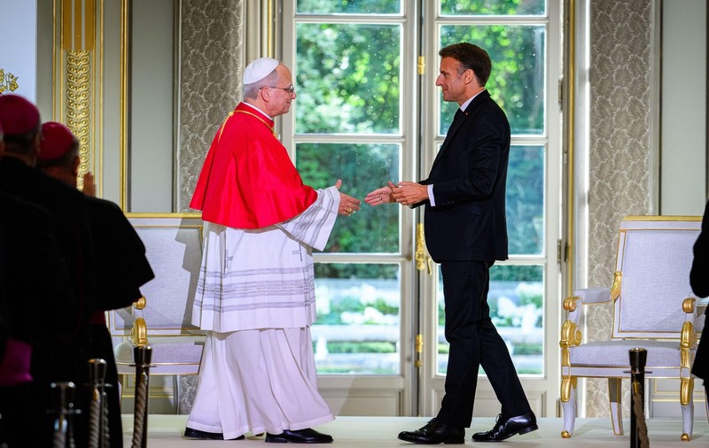 Papa Leon al XIV-lea, primit de Emmanuel Macron la Palatul Elysee Sursa foto: Profimedia