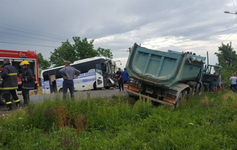 Un autobuz cu pasageri și o autobasculantă s-au ciocnit pe un drum județean din Arad. Primele date indică patru victime