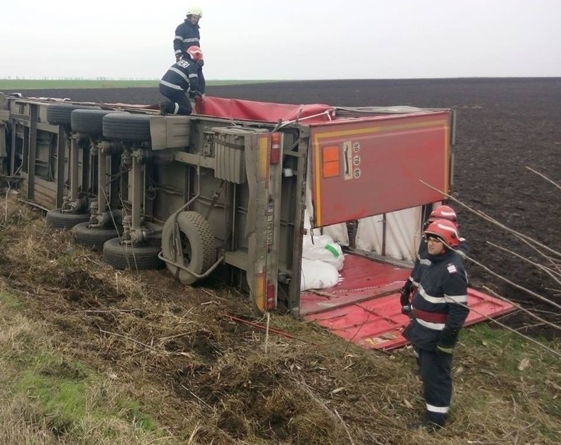 UPDATE: Un tir încărcat cu 24 de tone de azotat de amoniu s-a răsturnat în Buzău. Traficul în zonă a fost reluat | FOTO&VIDEO