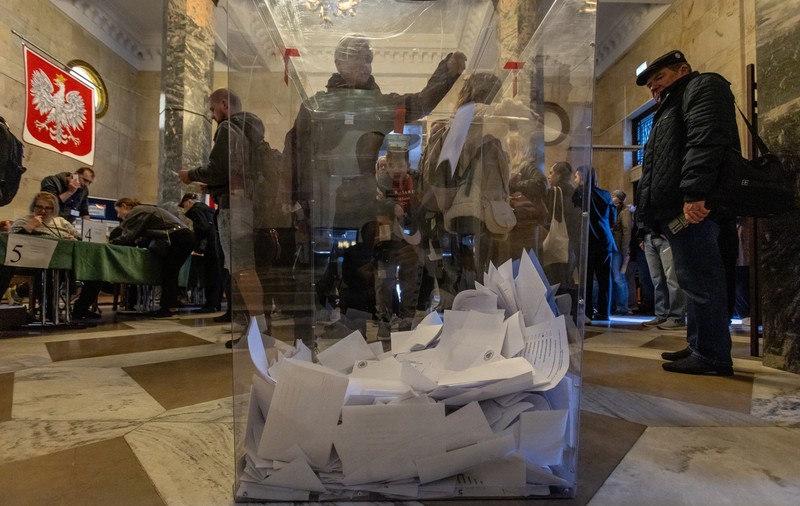 Alegeri prezidențiale în Polonia duminică, cursa este strânsă. Oamenii aleg între pro-UE și conservatorism în turul doi