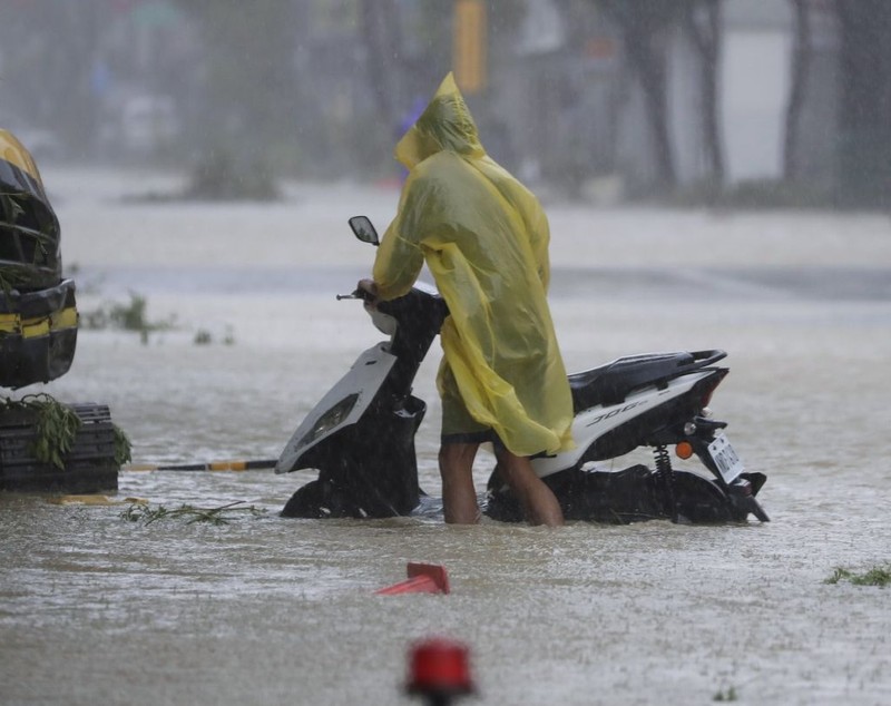 Taifunul Krathon a lovit Taiwanul: doi oameni au murit și 100 sunt răniți. Meteorologii anunță „vânturi cu o forţă distrugătoare”