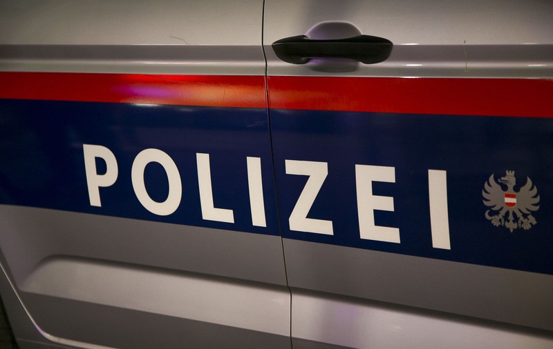 Un român din Austria a spart roțile a 91 de mașini din cartierul său. Acesta le-a spus polițiștilor că îl deranjează zgomotul făcut de vecini