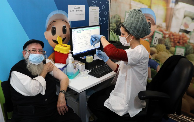Studiu: A patra doză de vaccin anti-COVID, mai puţin eficientă împotriva infectării cu Omicron